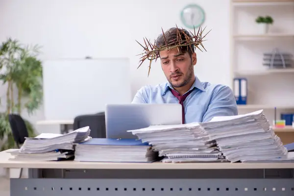 Junge männliche Angestellte trägt stacheligen Kranz auf dem Kopf — Stockfoto