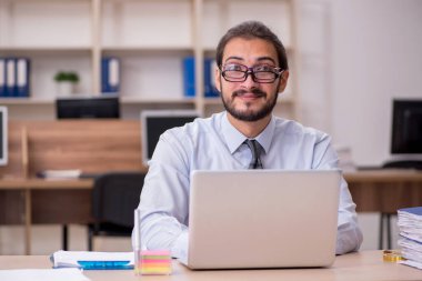 İş yerinde çalışan komik genç bir işadamı.