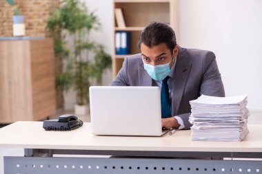 Salgın sırasında maske takan genç bir erkek.