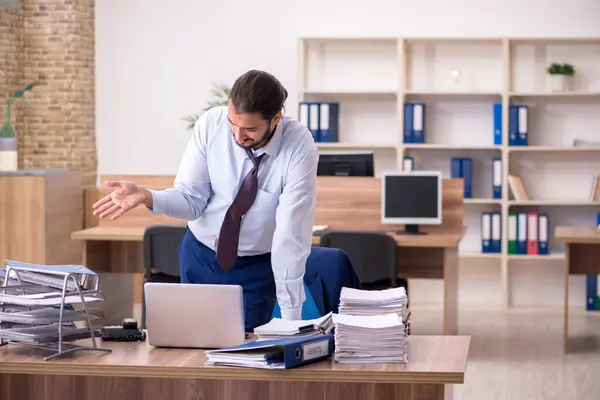 Giovane imprenditore dipendente infelice con il lavoro eccessivo nel del — Foto Stock