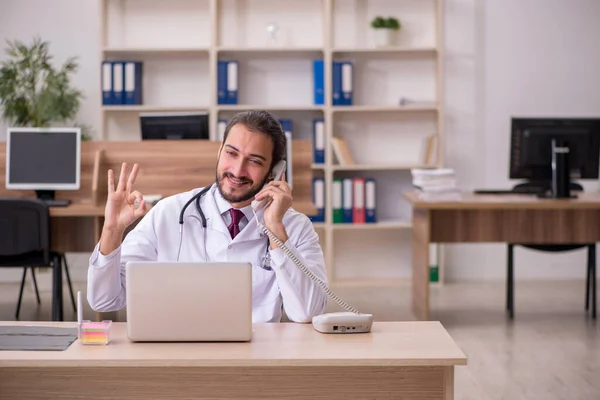 Teletıp konseptinde genç bir doktor. — Stok fotoğraf