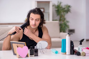 Genç yakışıklı adam randevuya hazırlanıyor.