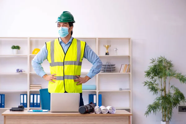 Joven arquitecto masculino trabajando en la oficina durante una pandemia — Foto de Stock