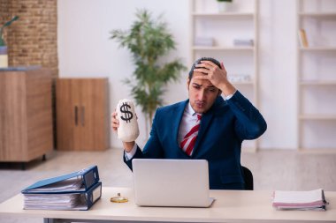 Genç işadamı maaş konsepti