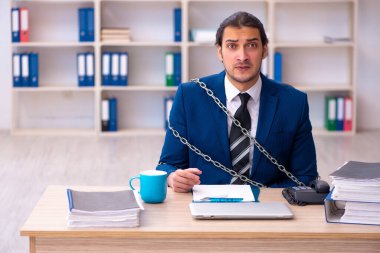 Zincirli erkek çalışanlar, Ofis 'te aşırı çalışmaktan memnun değiller.