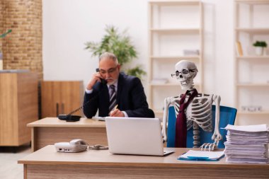 Ofiste çalışan ölü bir çalışan.