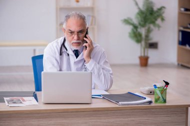 Teletıp konseptinde yaşlı bir doktor.