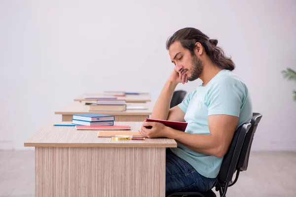 Student sitzt bei der Lektion in der Hochschule — Stockfoto