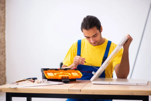 Joven carpintero masculino trabajando en interiores — Foto de Stock