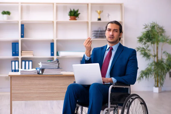 Jonge gehandicapte werknemer in het kantoor — Stockfoto