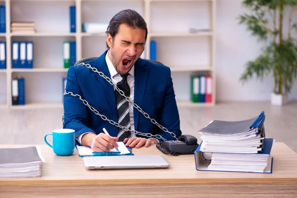 Spoutaný muž zaměstnanec nespokojen s nadměrnou prací v ofiice — Stock fotografie