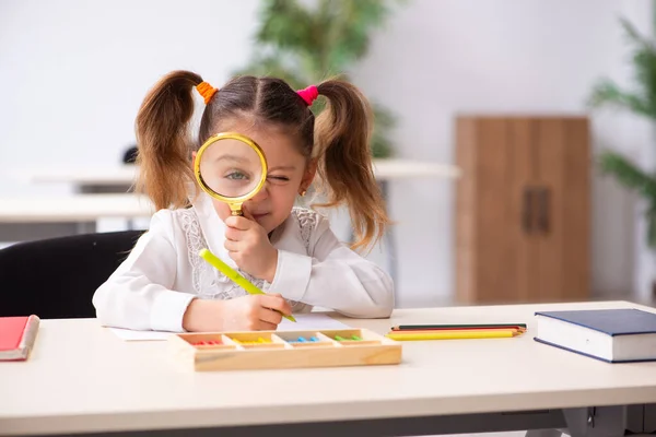 Menina pequena no conceito de desenvolvimento inicial — Fotografia de Stock