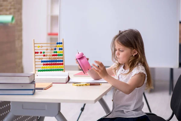 Piccola ragazza che si prepara per gli esami a casa — Foto Stock