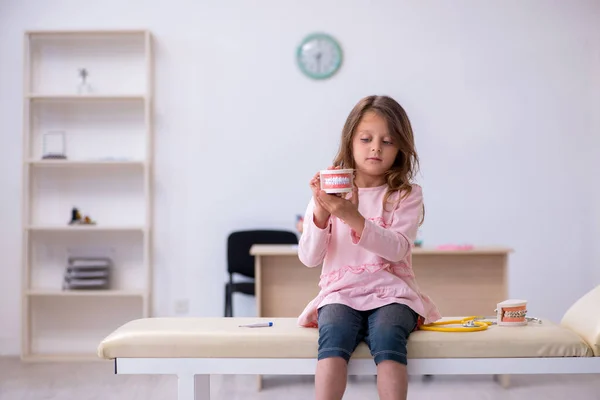 Ragazza in attesa di medico stomatologo in clinica — Foto Stock