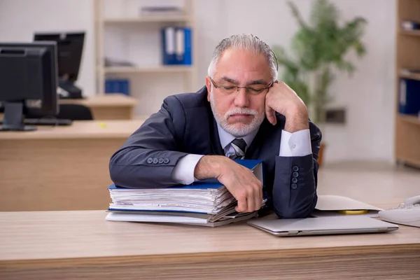 Empregado idoso homem de negócios sentado no escritório — Fotografia de Stock