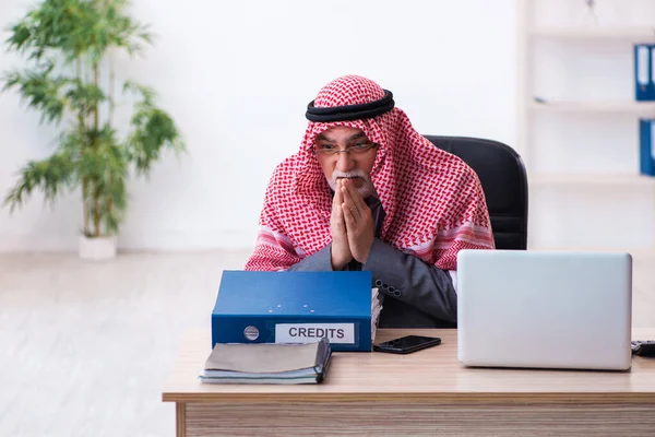 Contabile arabo maschile estremamente stanco con un lavoro eccessivo — Foto Stock