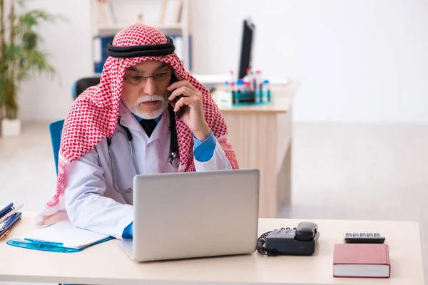 Old male arab doctor working in the clinic — Stock Photo, Image