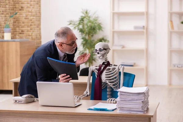 Dead employee working in the office — Stock Photo, Image