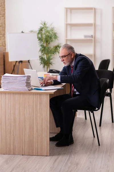 사무실에 앉아 있는 늙은 사업가 직원 — 스톡 사진