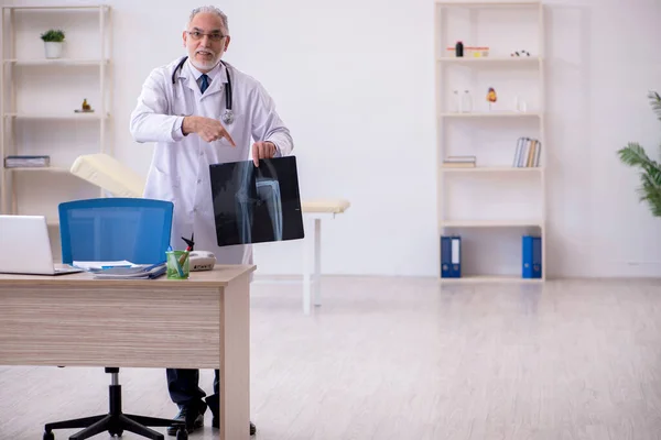 Viejo radiólogo médico que trabaja en la clínica —  Fotos de Stock