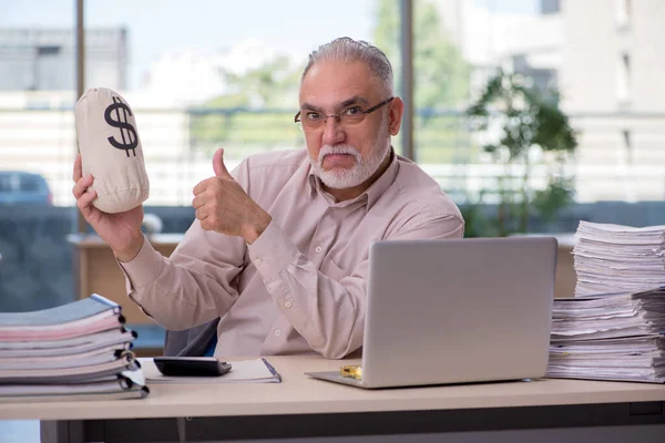 Viejo contable en concepto de planificación presupuestaria — Foto de Stock