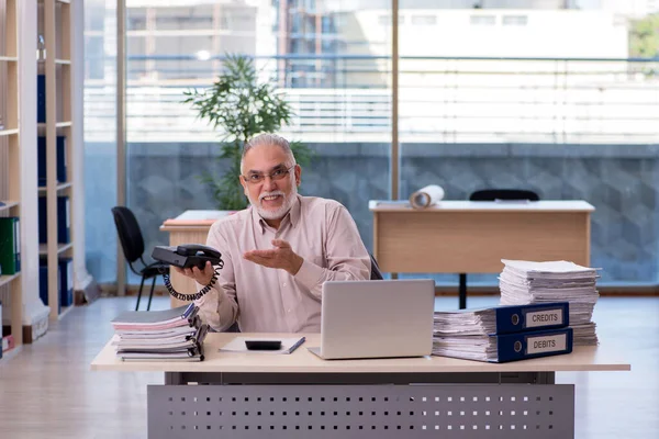 Old male bookkeeper in budget planning concept — Stock Photo, Image