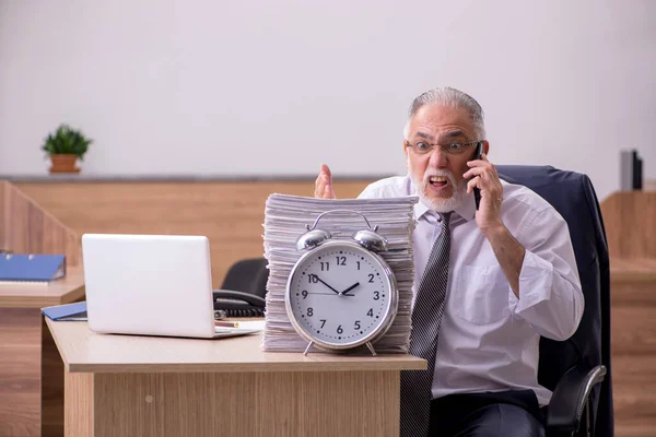 Az idős férfi munkavállaló időbeni férfiasságának fogalma — Stock Fotó