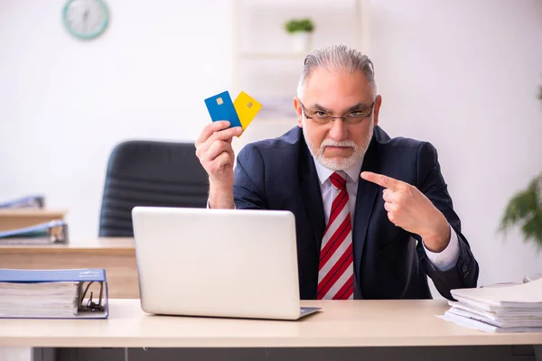 Old businessman employee in ecommerce concept — Stock Photo, Image