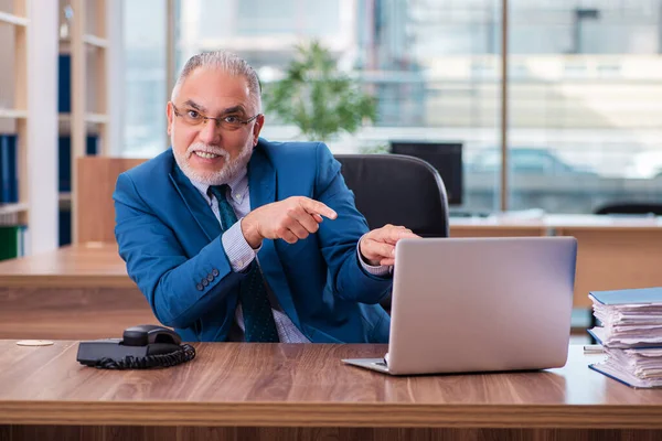 Viejo empleado que trabaja en la oficina — Foto de Stock