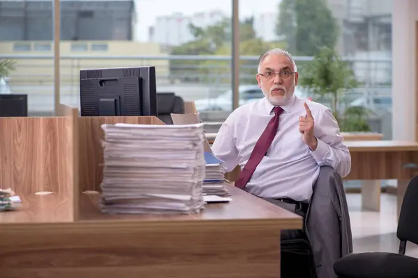 Viejo empleado de negocios y demasiado trabajo en la oficina —  Fotos de Stock