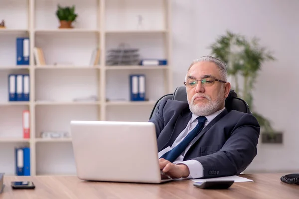 Viejo hombre de negocios con experiencia en la oficina —  Fotos de Stock