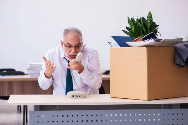 Velho empregado masculino sendo demitido de seu trabalho — Fotografia de Stock