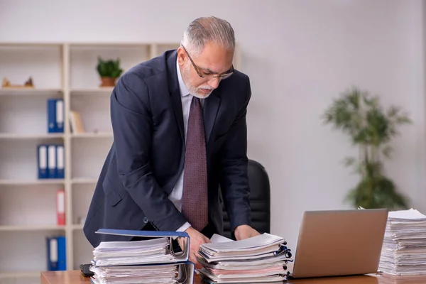 Gammal manlig arbetsgivare och för mycket arbete på kontoret — Stockfoto