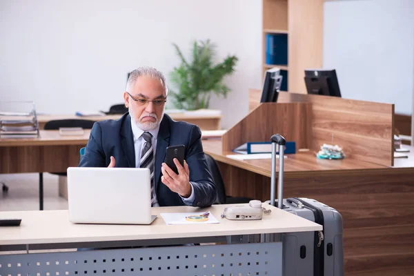 Viejo empleado que se prepara para viajar en la oficina — Foto de Stock