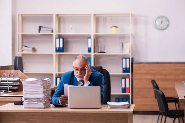 Gammal manlig anställd missnöjd med överdrivet arbete på kontoret — Stockfoto