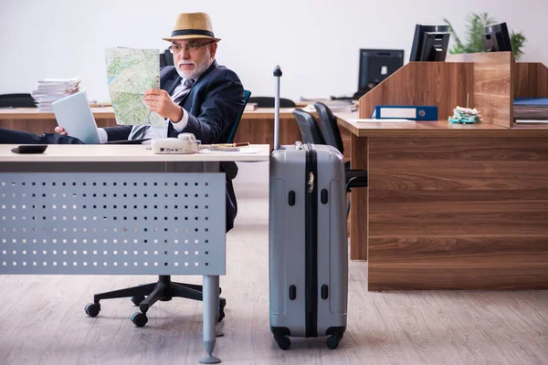 Egy idős férfi az irodában készül az utazásra — Stock Fotó