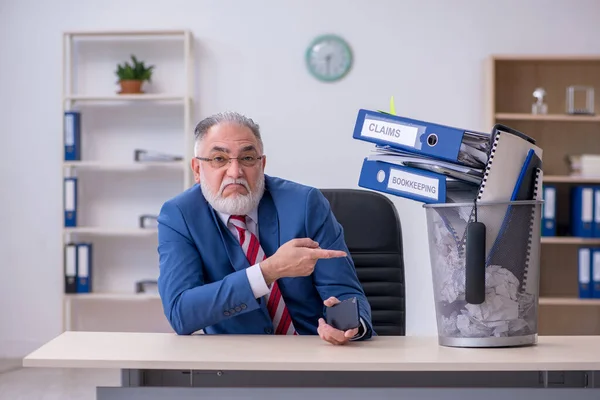 Velho empresário empregado rejeitando novas ideias com lotes de papéis — Fotografia de Stock