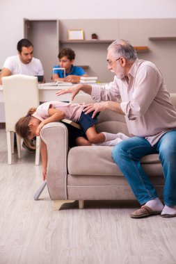 Salgın sırasında evde üç nesil