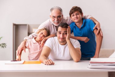 Salgın sırasında evde üç nesil