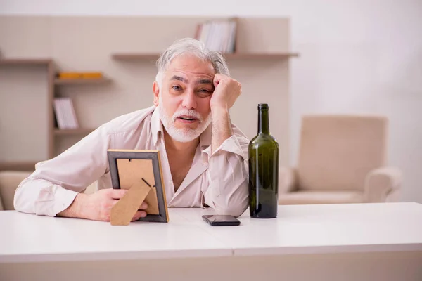 Vieux veuf buvant de l'alcool à la maison — Photo