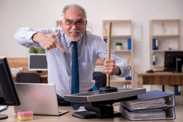 Vecchio imprenditore dipendente azienda stantuffo sul posto di lavoro — Foto Stock