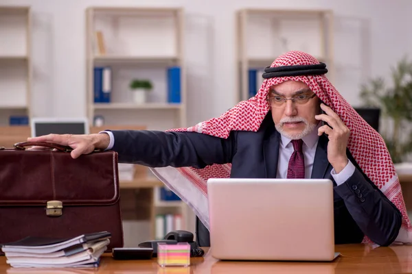 Homme d'affaires arabe âgé employé assis sur le lieu de travail — Photo