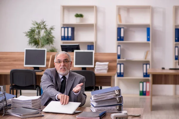 늙은 남성 고용인은 사무실에서 과 도 한 일을 하는 것에 불만을 품는다 — 스톡 사진