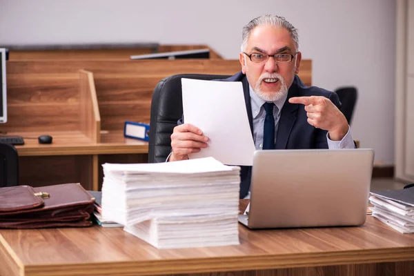 Alte männliche Angestellte und zu viel Arbeit im Büro — Stockfoto