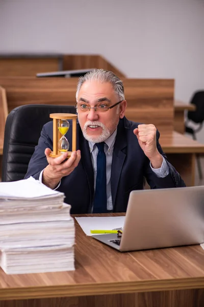 Viejo empleado masculino en concepto de gestión del tiempo —  Fotos de Stock