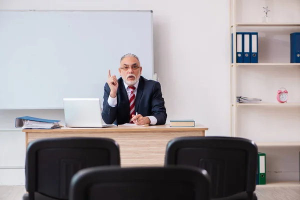 Alte männliche Business-Couch im Klassenzimmer während der Pandemie — Stockfoto