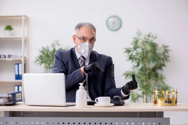 Viejo empleado jefe trabajando durante pandemia —  Fotos de Stock