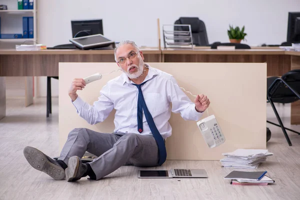 Old businessman employee in bankruptcy concept in the office — Stock Photo, Image