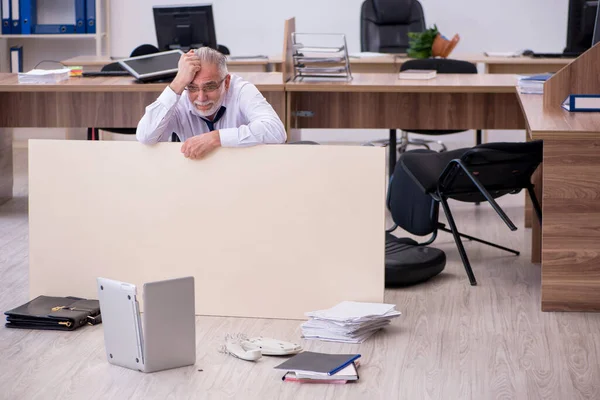 Antiguo empleado de negocios en concepto de bancarrota en la oficina — Foto de Stock