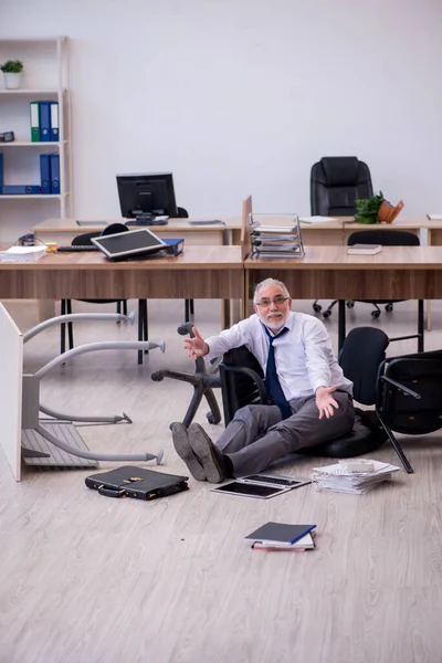 事務所の破産コンセプトの古いビジネスマンの従業員 — ストック写真